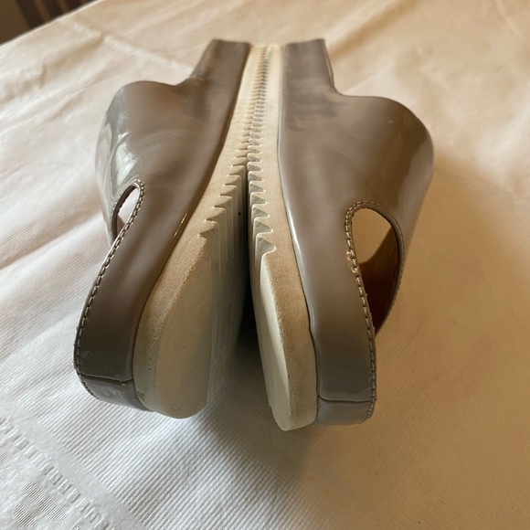 UGG SIZE 7 - Picture 10 of 13